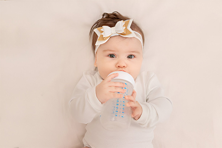 شیشه شیر را زمانی به نوزاد بدهید که آرام است و خیلی گرسنه یا خسته نیست.